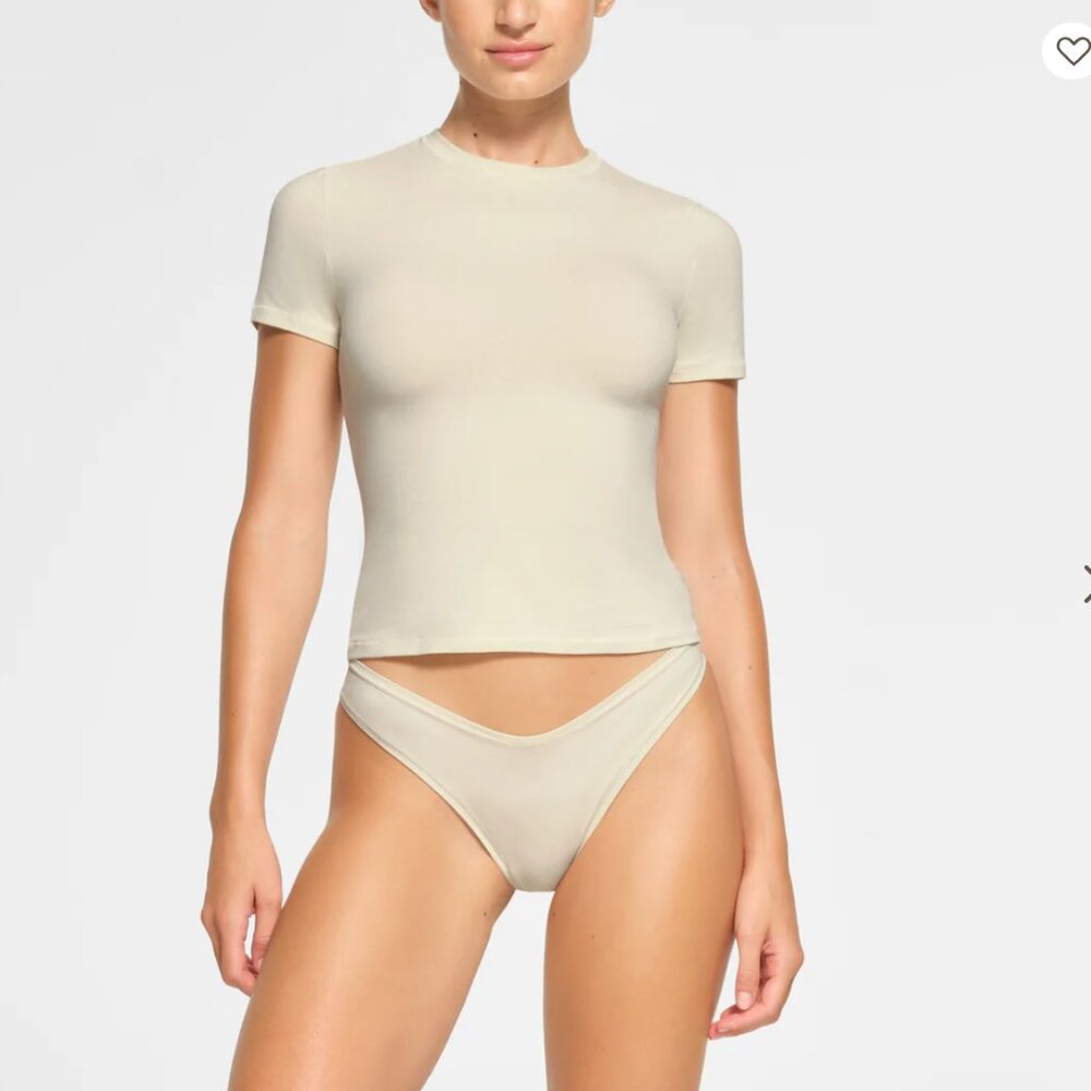 Skims Fit Everybody Tee in Medium in Bone